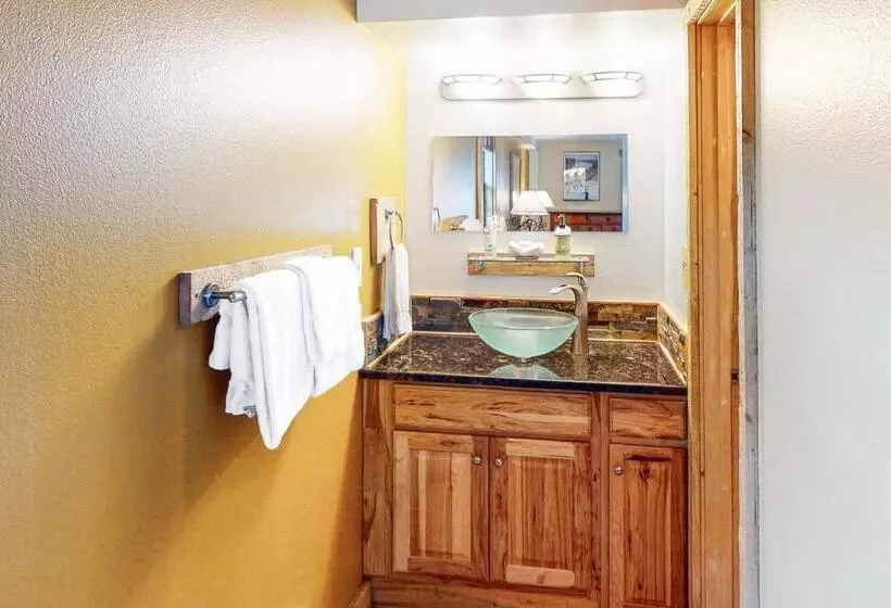 هتل Village Square Condo #631