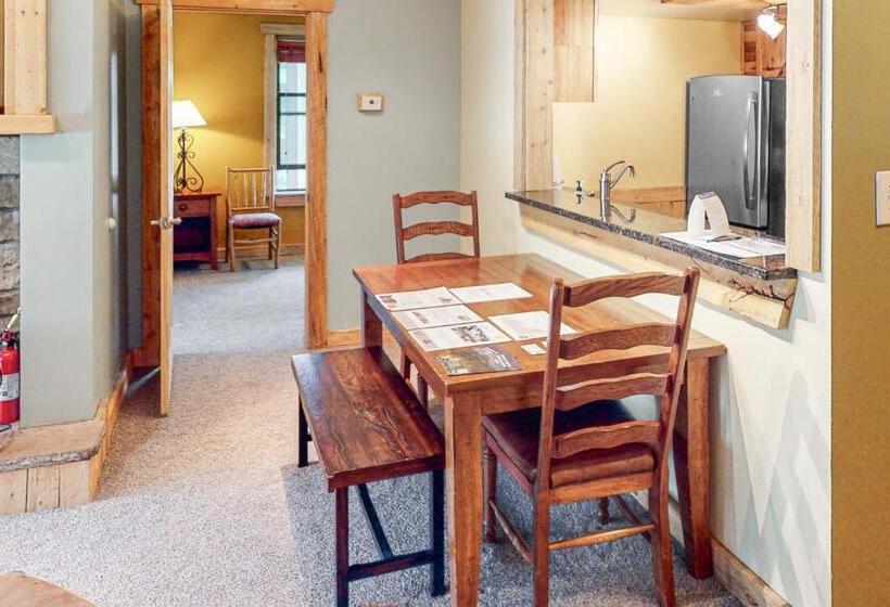 هتل Village Square Condo #631