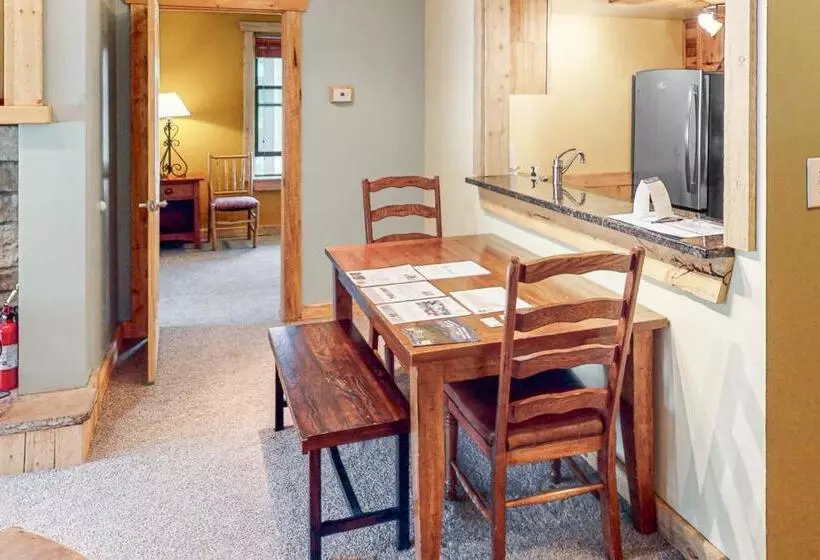 هتل Village Square Condo #631