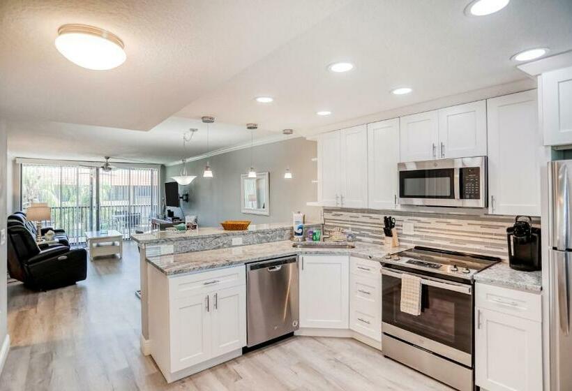 Отель Bay Mariner 428