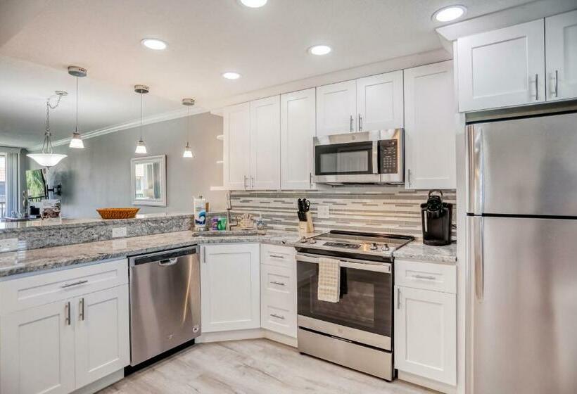 Отель Bay Mariner 428