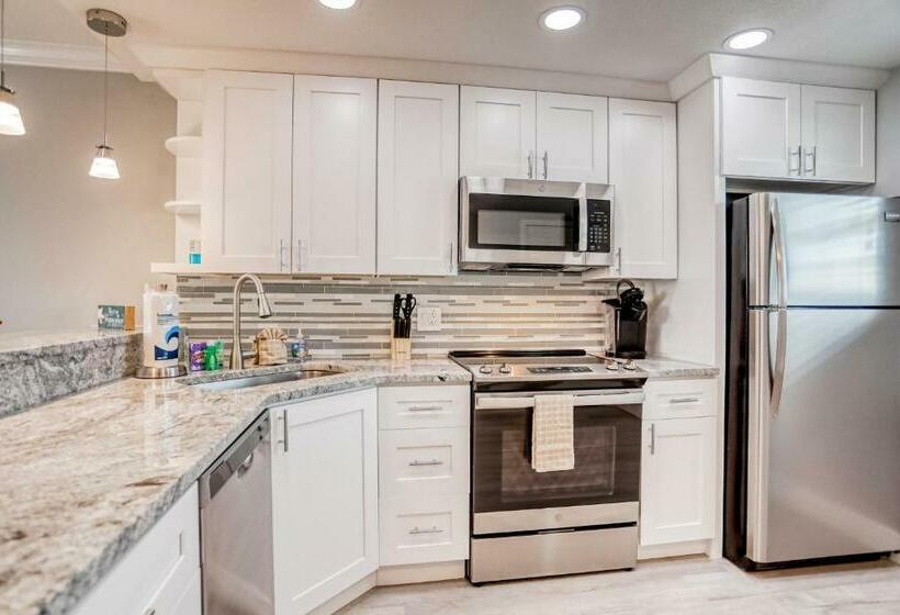 Отель Bay Mariner 428