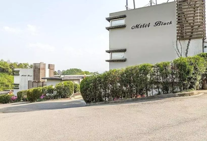 Hotelli Eumseong Black And White