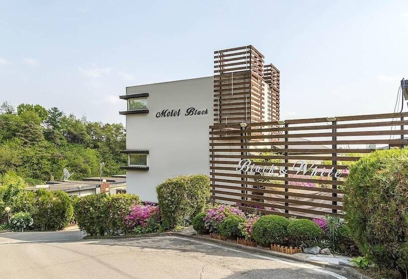 Hotel Eumseong Black And White