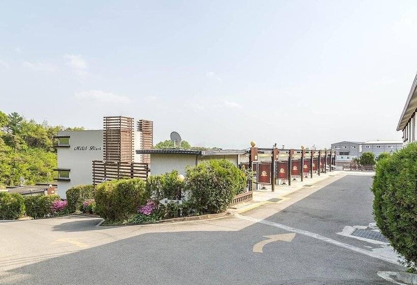 Hotel Eumseong Black And White