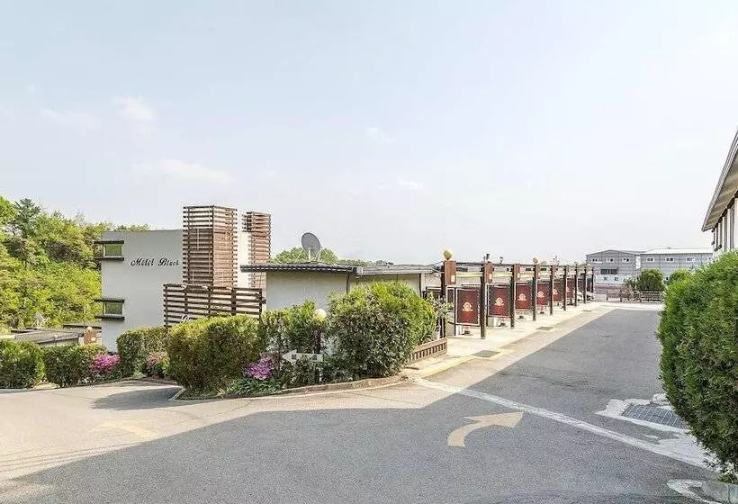 Hotelli Eumseong Black And White