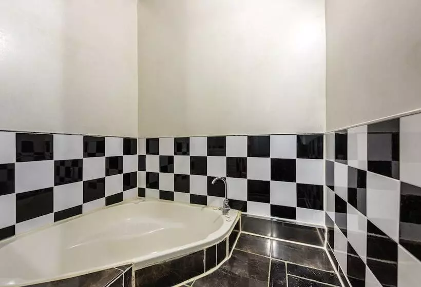 Hotelli Eumseong Black And White