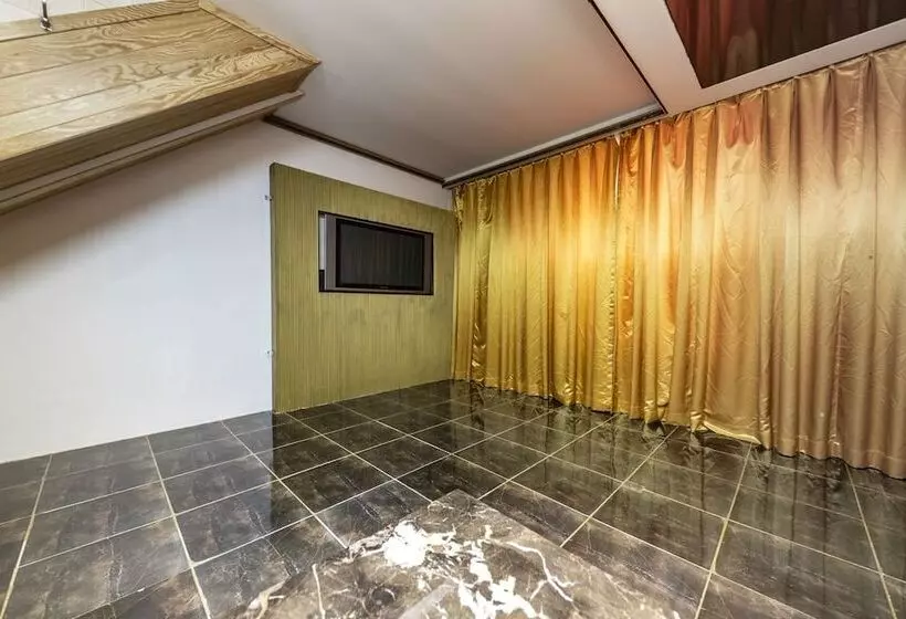 Hotelli Eumseong Black And White