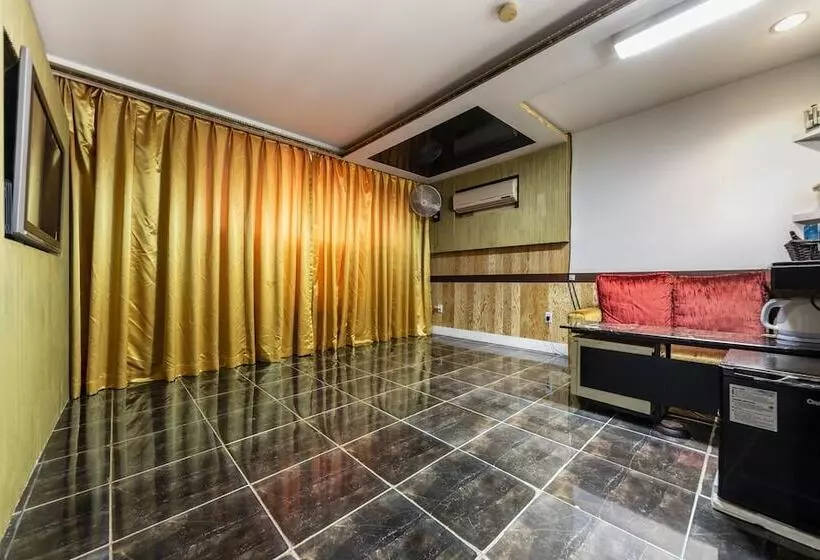 Hotelli Eumseong Black And White