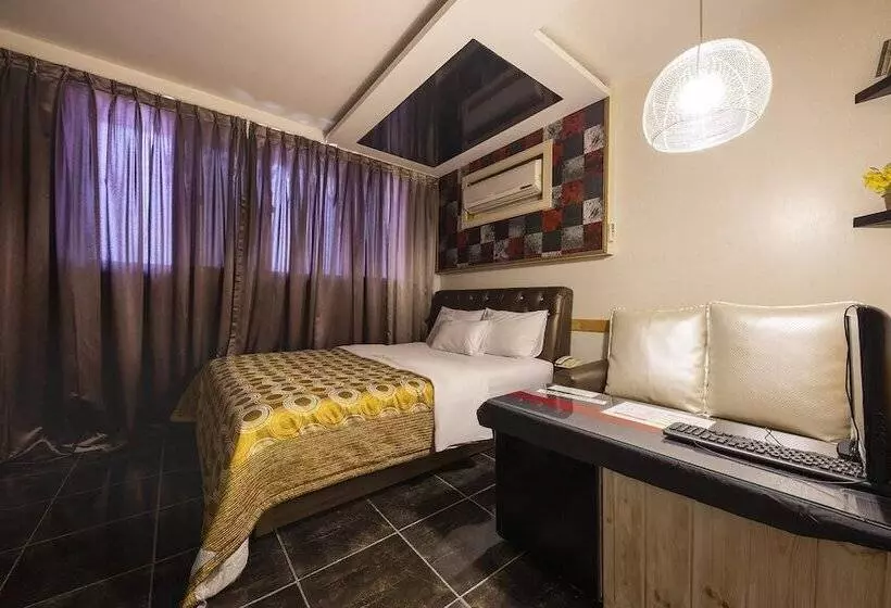 Hotelli Eumseong Black And White