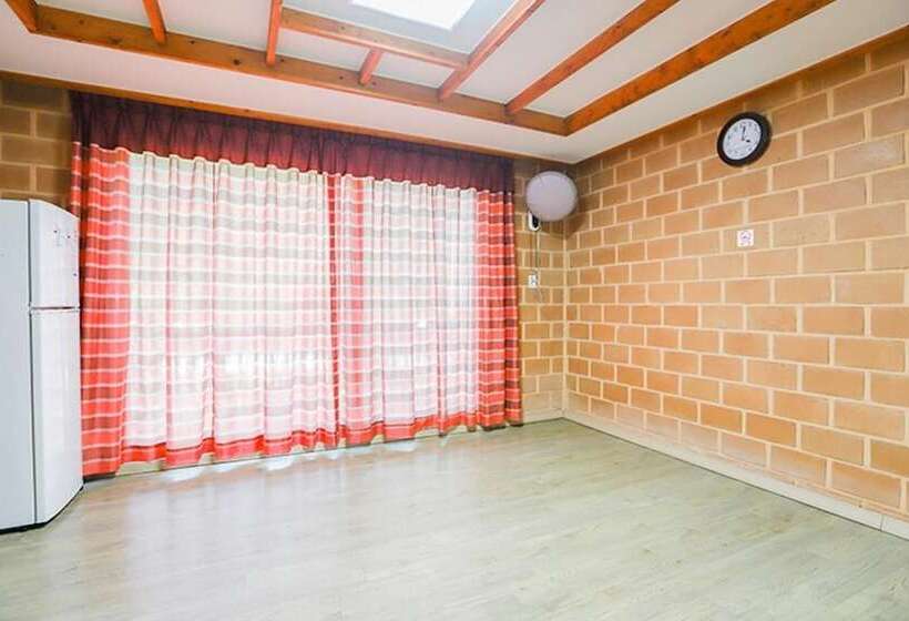 هتل Goesan Geumneung Hwangto Pension