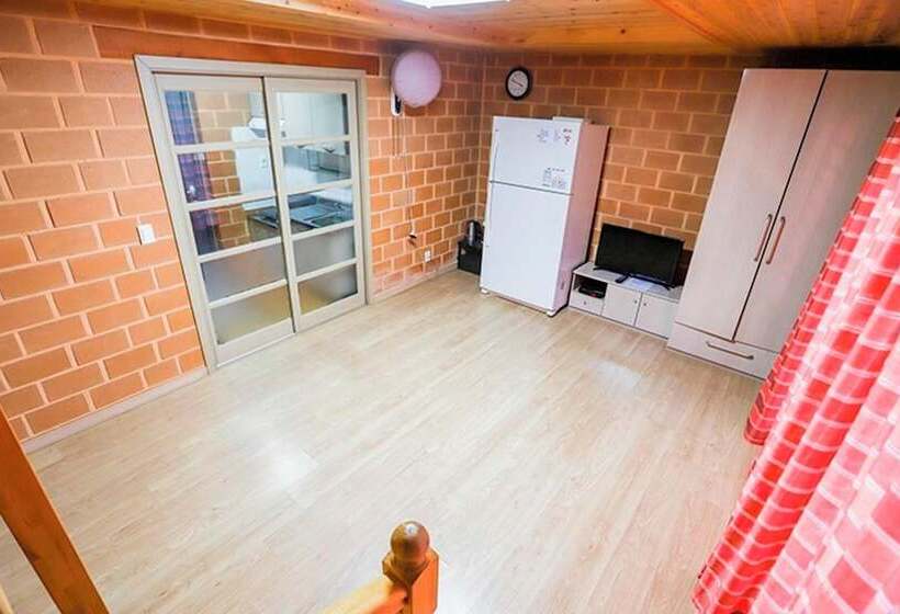 هتل Goesan Geumneung Hwangto Pension