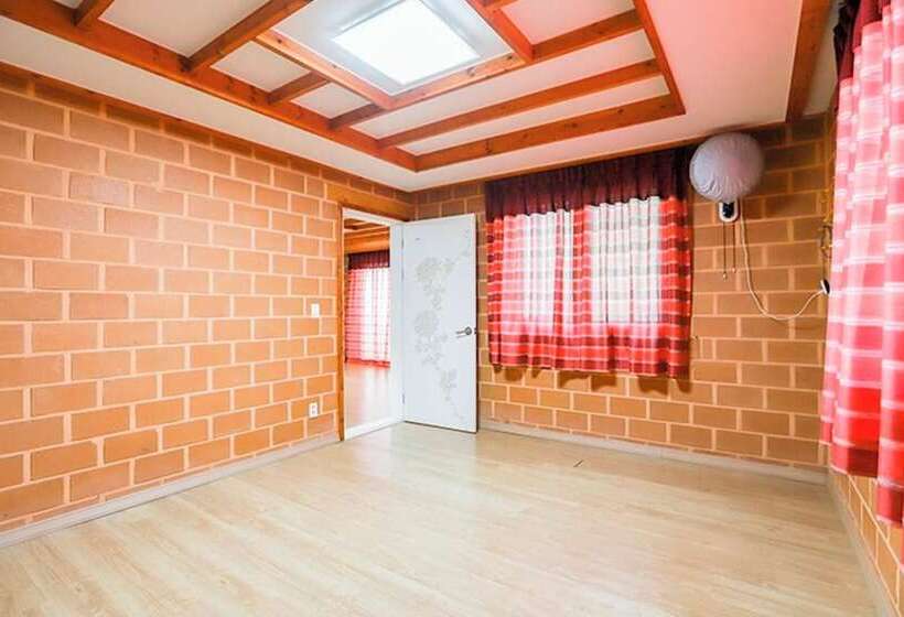 هتل Goesan Geumneung Hwangto Pension