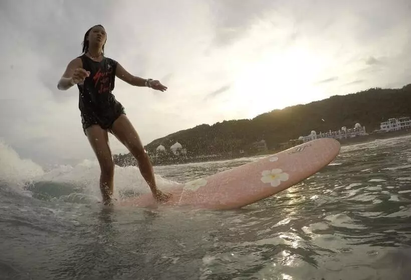 هتل Namiaru Surf Studio