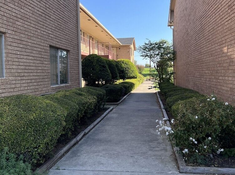 בית מלון כפרי Hallmark Inn And Suites