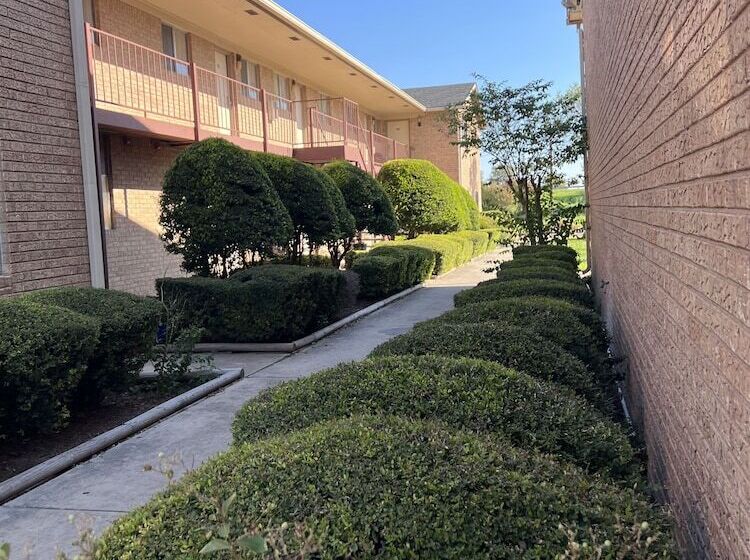 בית מלון כפרי Hallmark Inn And Suites