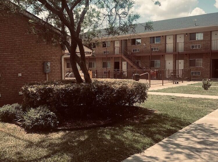 בית מלון כפרי Hallmark Inn And Suites