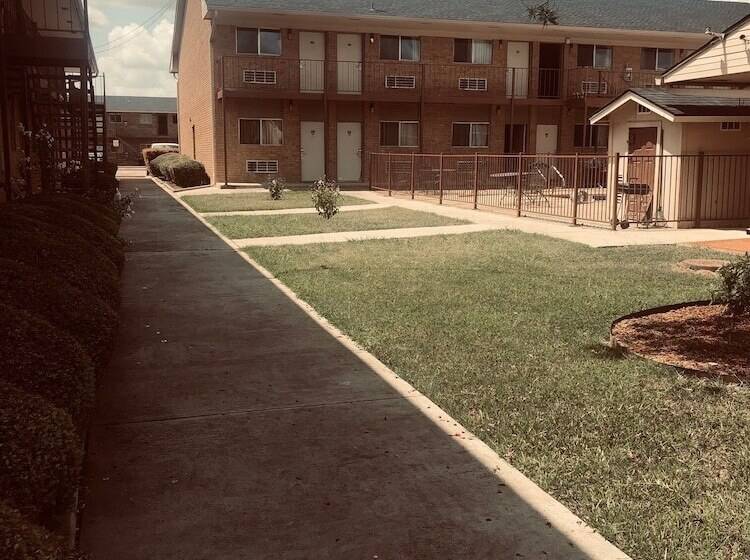 בית מלון כפרי Hallmark Inn And Suites