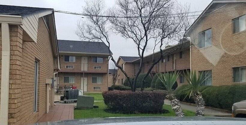 בית מלון כפרי Hallmark Inn And Suites