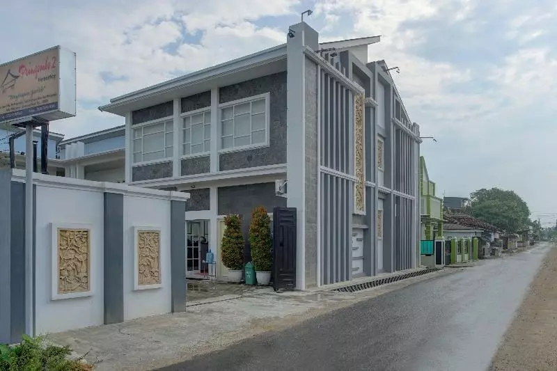 Hotelli Pringombo Homestay 2 Syariah By Oyo Rooms