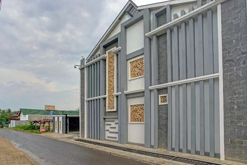 Hotelli Pringombo Homestay 2 Syariah By Oyo Rooms