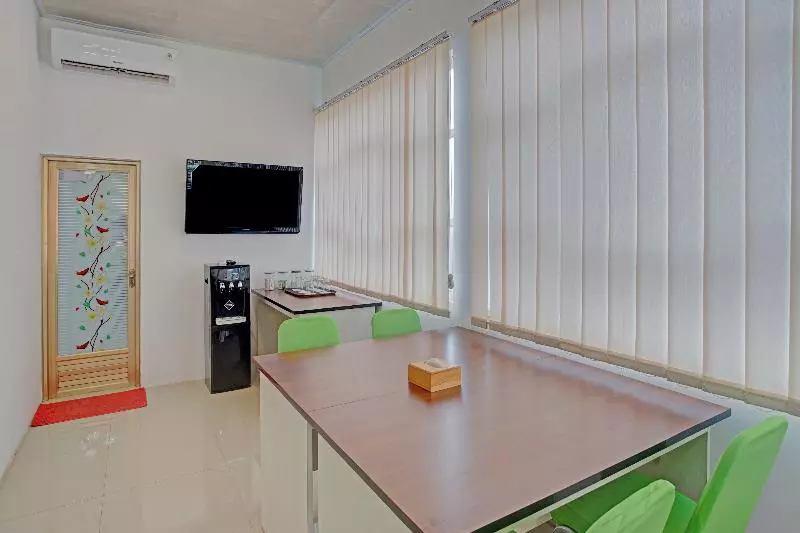 Hotelli Pringombo Homestay 2 Syariah By Oyo Rooms