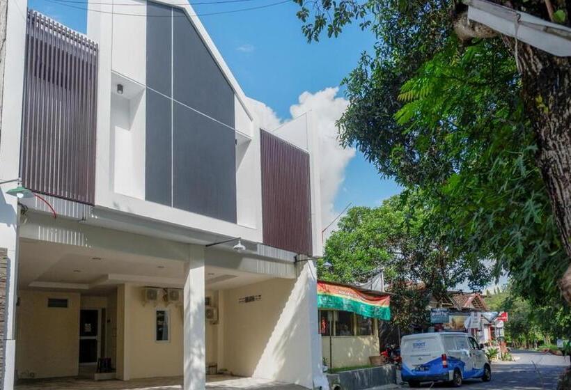 Hotel Reddoorz Near Ambarrukmo Plaza Mall