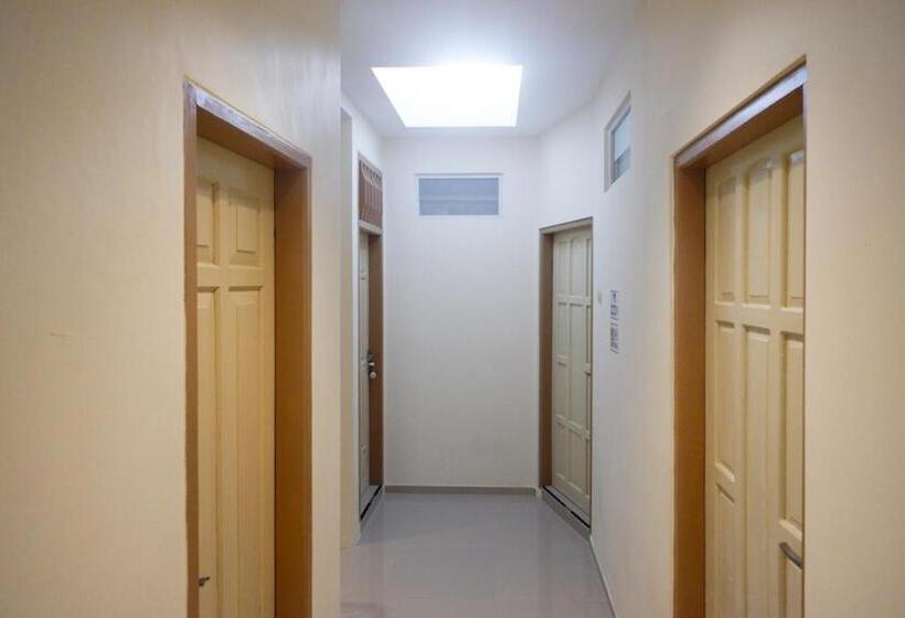 Hotel Reddoorz Near Ambarrukmo Plaza Mall