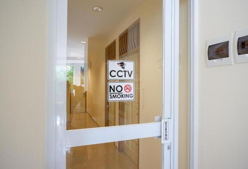 Hotel Reddoorz Near Ambarrukmo Plaza Mall