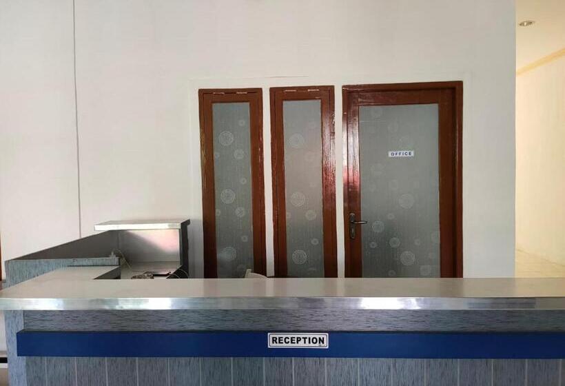 ホテル Reddoorz Near Universitas Negeri Makassar 3