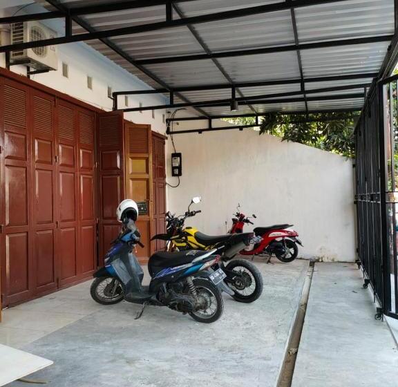 ホテル Reddoorz Near Universitas Negeri Makassar 3