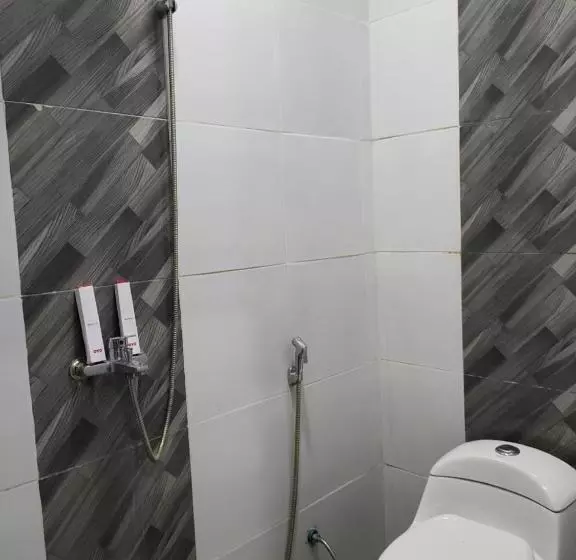 ホテル Reddoorz Near Universitas Negeri Makassar 3