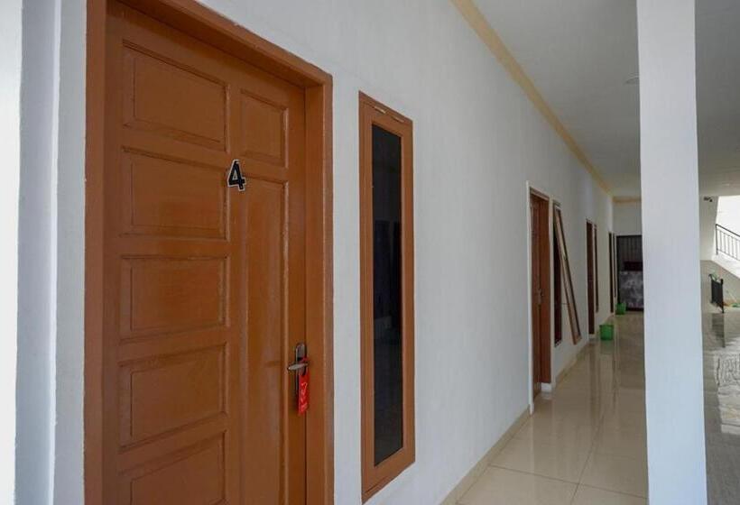 ホテル Reddoorz Near Universitas Negeri Makassar 3