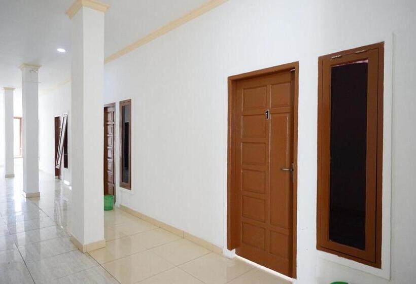 ホテル Reddoorz Near Universitas Negeri Makassar 3