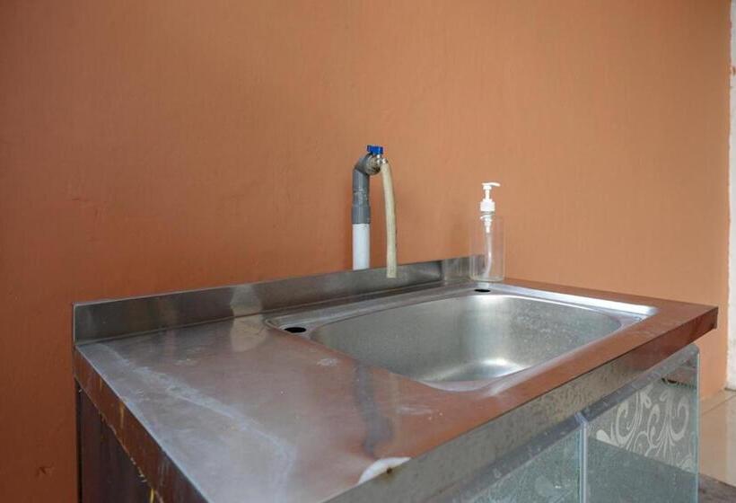 ホテル Reddoorz Near Universitas Negeri Makassar 3