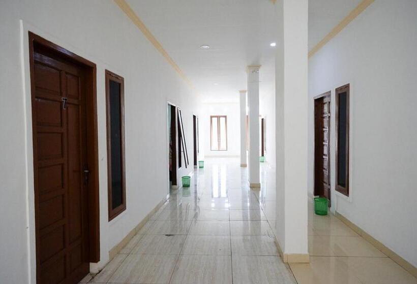 ホテル Reddoorz Near Universitas Negeri Makassar 3