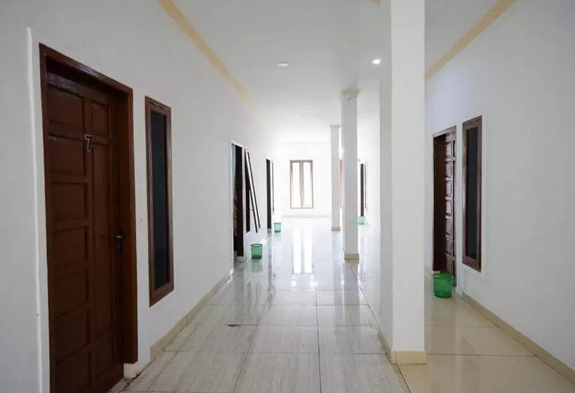 ホテル Reddoorz Near Universitas Negeri Makassar 3