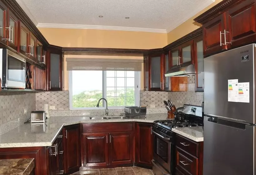 هتل Sun Rise Condos By The Vacation Casa