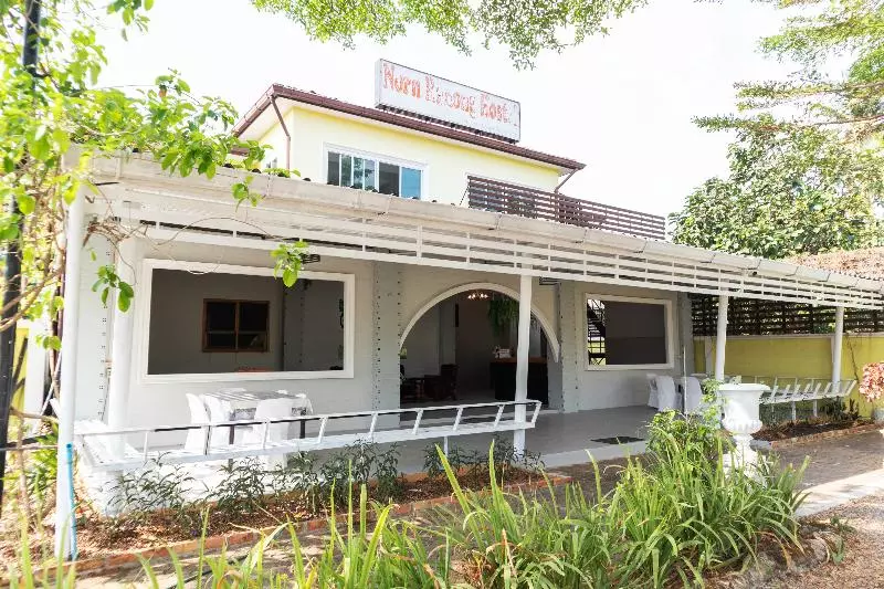 هتل Greenery Home By Oyo Rooms