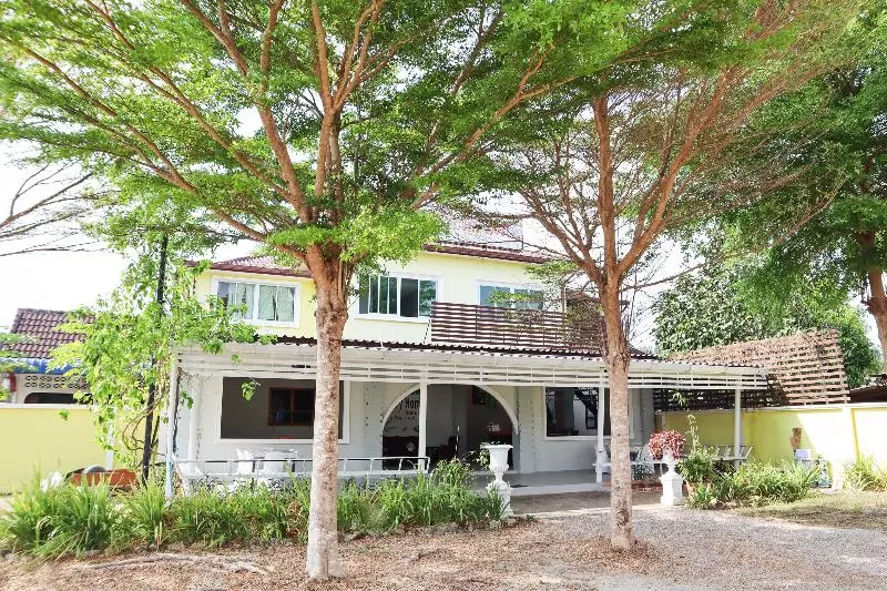 هتل Greenery Home By Oyo Rooms