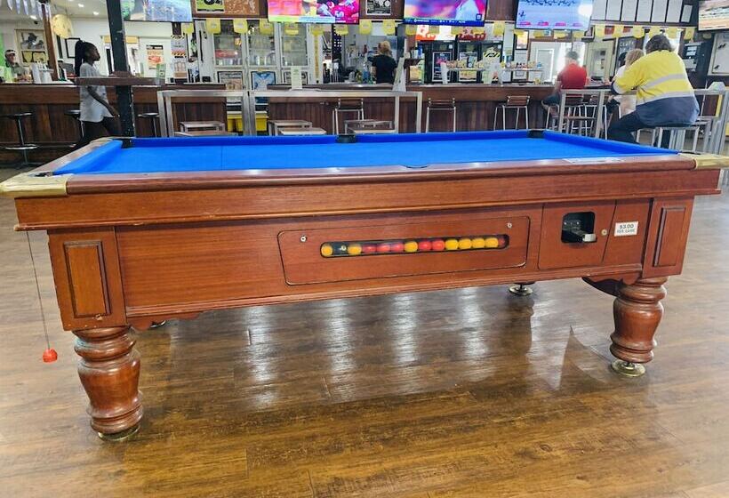 בית מלון כפרי Roey Backpackers & Party Bar