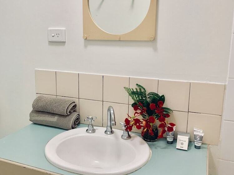 בית מלון כפרי Roey Backpackers & Party Bar