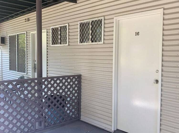 בית מלון כפרי Roey Backpackers & Party Bar