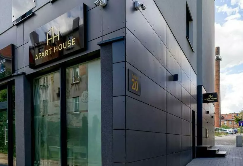 Apart House, Tylna 20