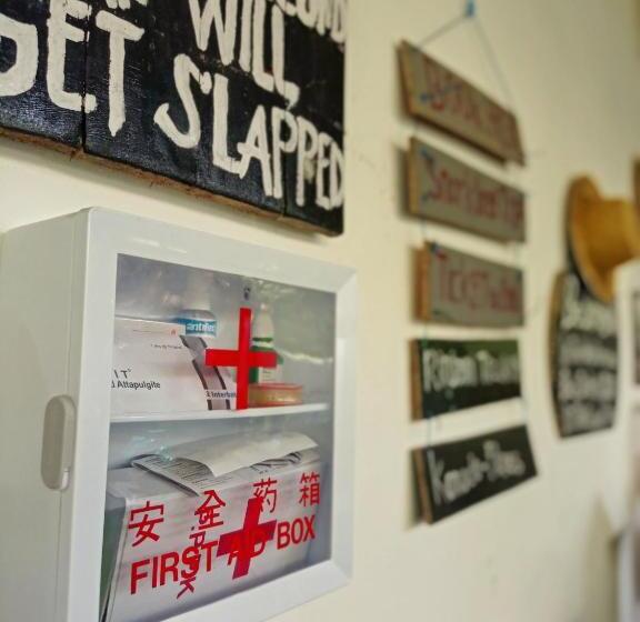 پانسیون Follow The Rabbit Bungalow