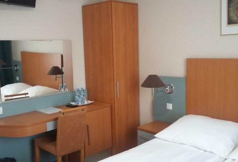 ベッドアンドブレックファースト Noclegi, Restauracja Eden