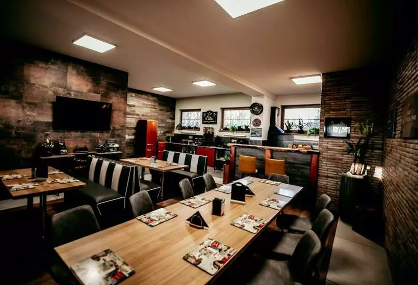 Hotelli Jantarvia Car Museum , Pasja I Wypoczynek Noclegi Z Klimatem