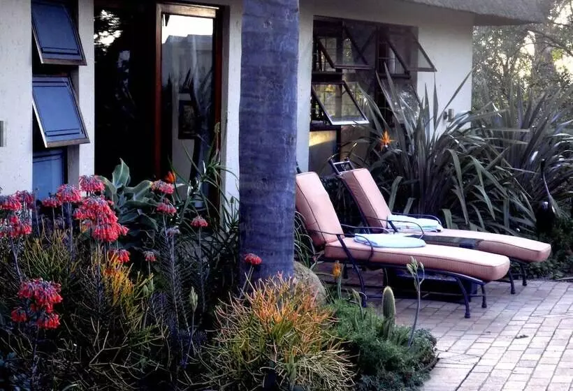 تختخواب و صبحانه Lourie Lodge