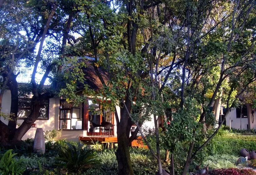 تختخواب و صبحانه Lourie Lodge