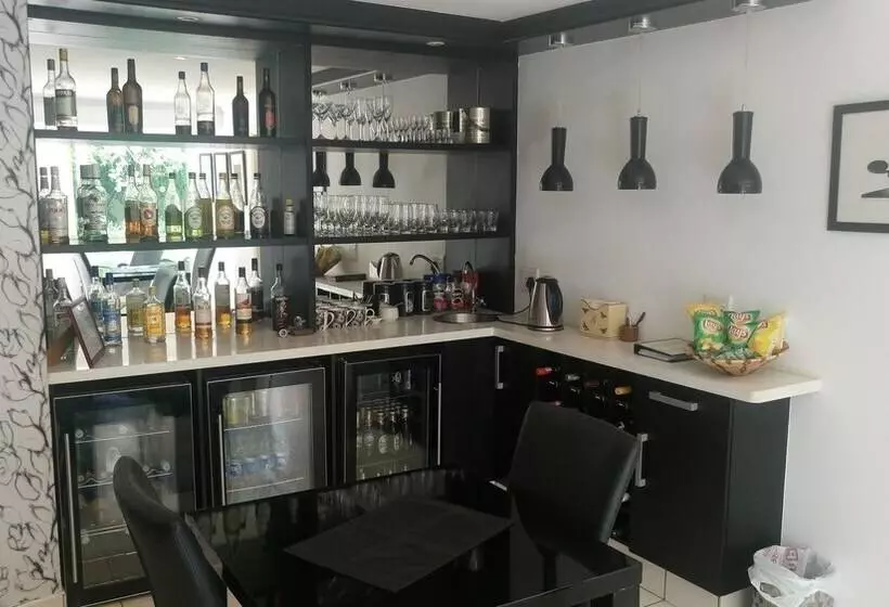 تختخواب و صبحانه Lourie Lodge